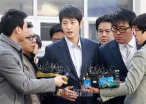 야윈 박시후, 취재진 질문엔 묵묵부답...현재 조사 진행 중