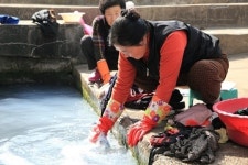 봄날의 빨래터... 할머니 입담에 봄이 성큼성큼