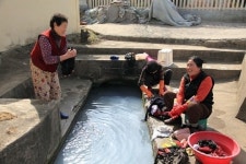 봄날의 빨래터... 할머니 입담에 봄이 성큼성큼