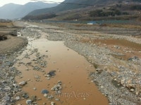 밀양 얼음골 입구 하천 수킬로미터 흙탕물