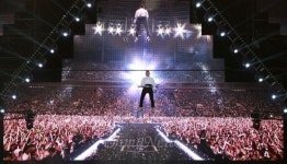 소극장에서 월드컵경기장까지…젠틀맨 싸이의 미래는?