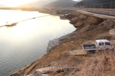 식수원 상류 낙동강 수변 콘크리트 블록 철거해야