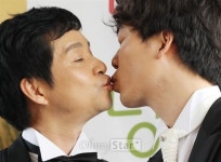 첫 동성결혼식...박근혜 문재인도 초대하겠다