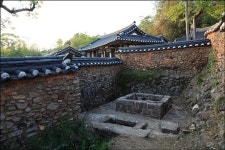 대감 집 담장에 뚫린 구멍, '소리샘'의 용도는?