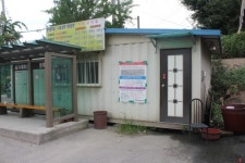 지린내, 똥파리... 사람이 쓰는 곳 맞아?