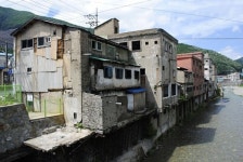 벽화마을 주민들이 스스로 문 걸어잠근 사연은?