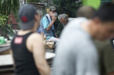 평생 여기서 살았는데... 난 절대 못 떠나
