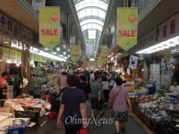 대형마트가 밀려날지도 몰라 포위 견디는 망원시장, 전통시장의 반란?