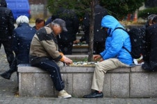 따돌리는 젊은이, 주문 안 받는 종업원