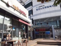여기서 커피 한 잔... 많은 사람이 덕봅니다