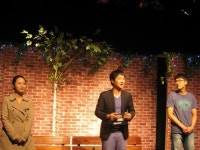 1990년대로의 회귀...연극 러브 액츄얼리도 예외 아니었다