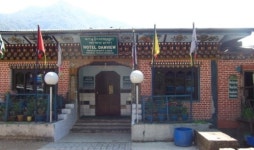 부인이 넷인 국왕의 조기 퇴직...왕도 좀 쉬고 싶다