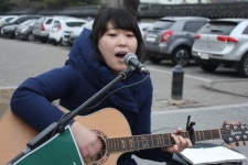 한옥마을에서 열린 안녕 못한 버스킹