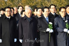 노무현 묘역 찾은 김한길 승리를 위한 변화 감당