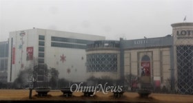 창원시, 롯데백화점 본관-신관 지하연결 통로 허가 논란