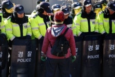 할배들의 바가지 시위 경찰이 미치지 않고서야...