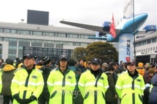 밀양시청 앞 2000여명 송전탑 공사 중단 외쳐