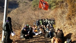 새벽 6시, 송전탑 건설 현장에서 경찰과 함께 예배를...