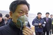 마스크만 쓰고 기름 제거 위험천만