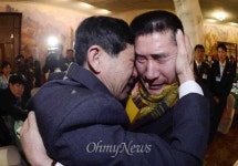 60년 만에 만난 모녀, 손 꼭 잡은 채 식사