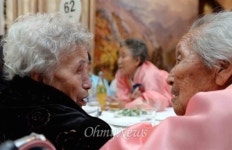 60년 만에 만난 모녀, 손 꼭 잡은 채 식사