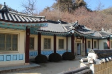 몇백년 된 문화재 속에 콘크리트 건물? 어색한데
