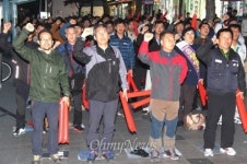 야간 집회 뒤 행진한 노동자들 불법파견 철폐하라