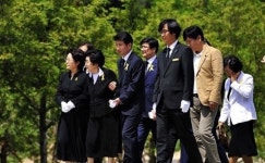 [사진] 이희호 이사장, 봉하마을 노무현 묘역 참배