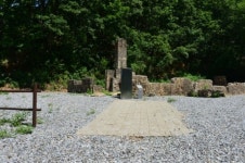 지구 반대편에서 전사한 꽃다운 영혼에 대한 묵념