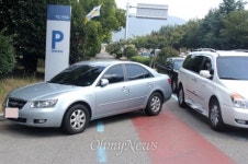 차량 앞에 의자 놓는 얌체 주차... 이건 아니다