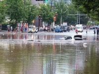 수영장처럼 변해버린 초등학교 운동장