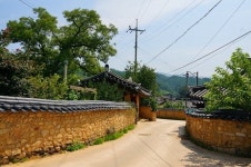 밥 짓는 연기 안 보이게... 낮은 굴뚝에 담긴 배려