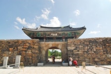 철사줄에 묶고 돌에 내치고... 섬뜩했다