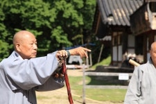 이 골짜기에서 죽고 죽이고... 종소리가 처연하다