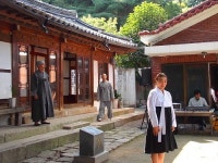 북향의 한용운 집... 돌집 증오 때문이다