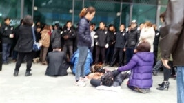 학교 앞 교도소... 결국 주민과 공무원 충돌했다