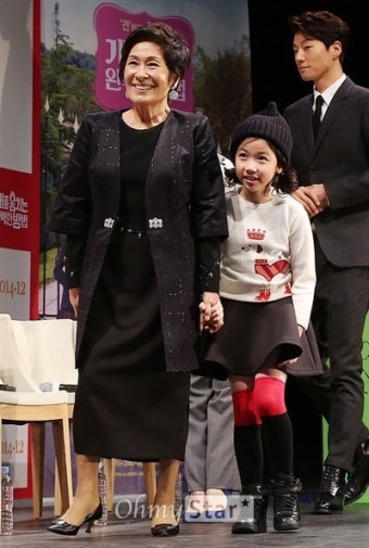 [오마이포토] '개훔방' 김혜자-이레, 할머니와 손녀처럼