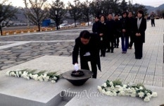 박지원, 노무현 묘역 참배 이루시려던 꿈 이루어내겠다