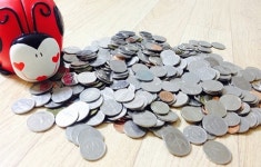 저금통 뜯어 후원하자는 백수 남편, 아내의 대답은...