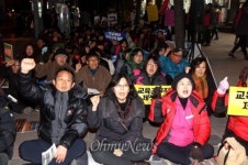 또 박근혜 OUT 야간 거리행진... 시민 참여 늘어나