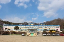 전교생 모두가 남매인 학교, 교사도 놀랐어요