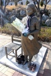 맨발 옆 신발 한 켤레... 거제 평화의 소녀상 훈훈