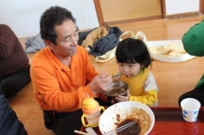 시골마을회관 앞에 자장면집이 도착했어유