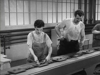 화장실 들여다보던 사장...모던타임즈는 계속 된다