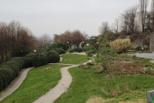 웃고 있는 초등학생들, 그 뒤로 처절한 폭발이