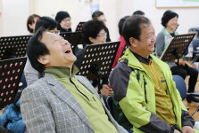 오페라 가수가 직접... "가곡 교실, 웃음 치료 같아요"