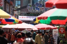 떠들썩한 시장에서 사람 냄새 나는 봄을 만나다