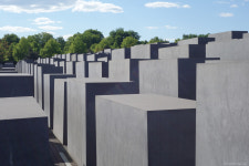 학살 기억하는 콘크리트 덩어리 2711개