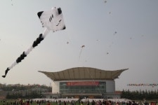 드론처럼 비행하는 연이 있다니!