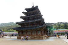 부처님의 묘한 미소... 발 멈추는 법주사 마애불